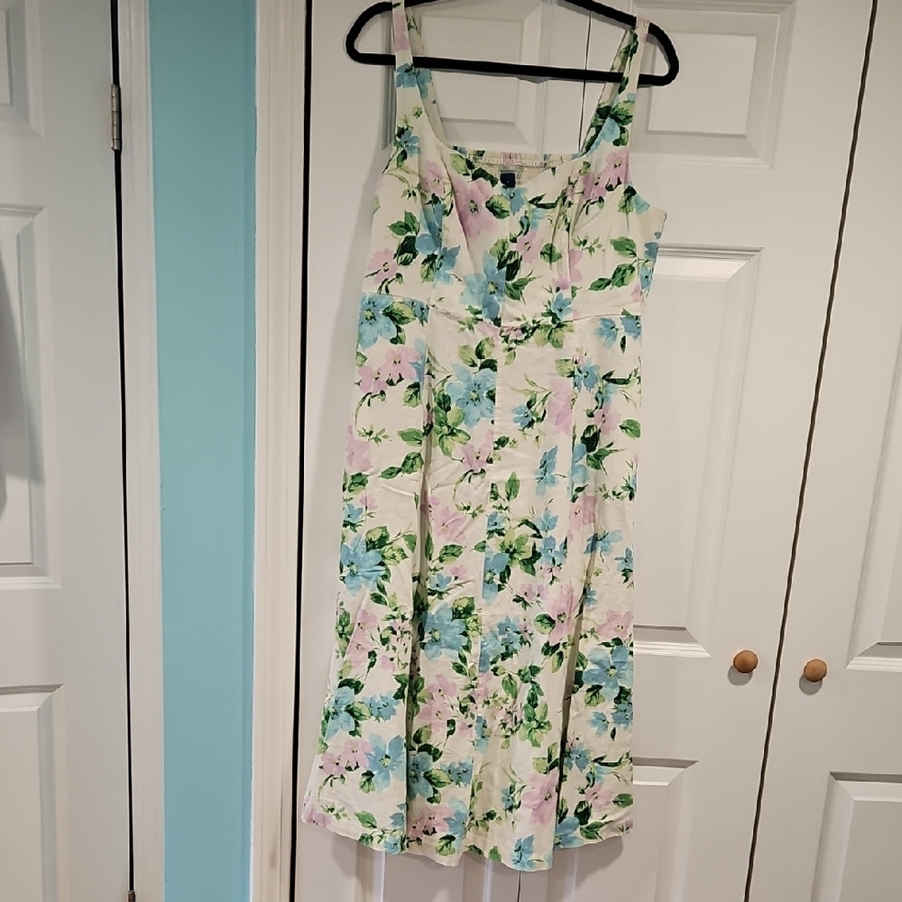 Old Navy 2023 White Cream Sundress With Flower Design.